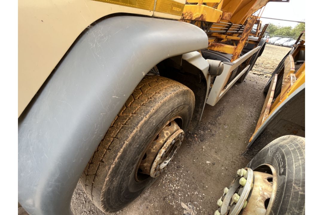DAF LF55.220 18 TON gritting lorry - registration DV63 UHD - current mileage unknown - for parts - Image 4 of 8