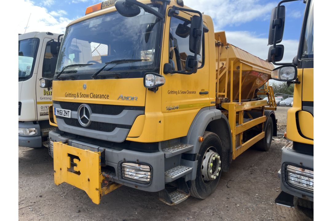Mercedes-Benz 1824K gritting lorry - registration YK61 ZHT - current mileage unknown - see details - Image 3 of 12