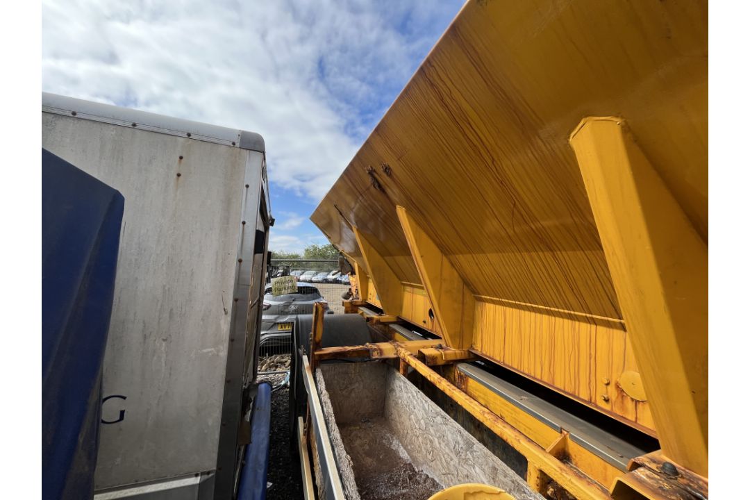 DAF LF55.220 18 TON gritting lorry - registration DV63 UHD - current mileage unknown - for parts - Image 8 of 8