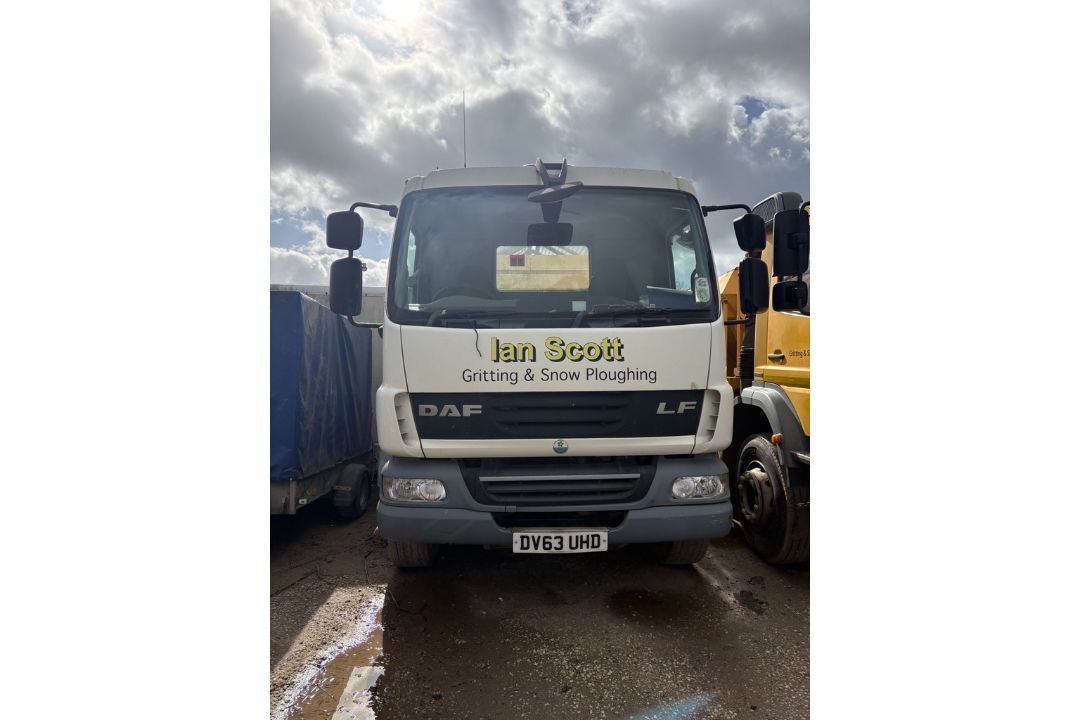 DAF LF55.220 18 TON gritting lorry - registration DV63 UHD - current mileage unknown - for parts - Image 2 of 8