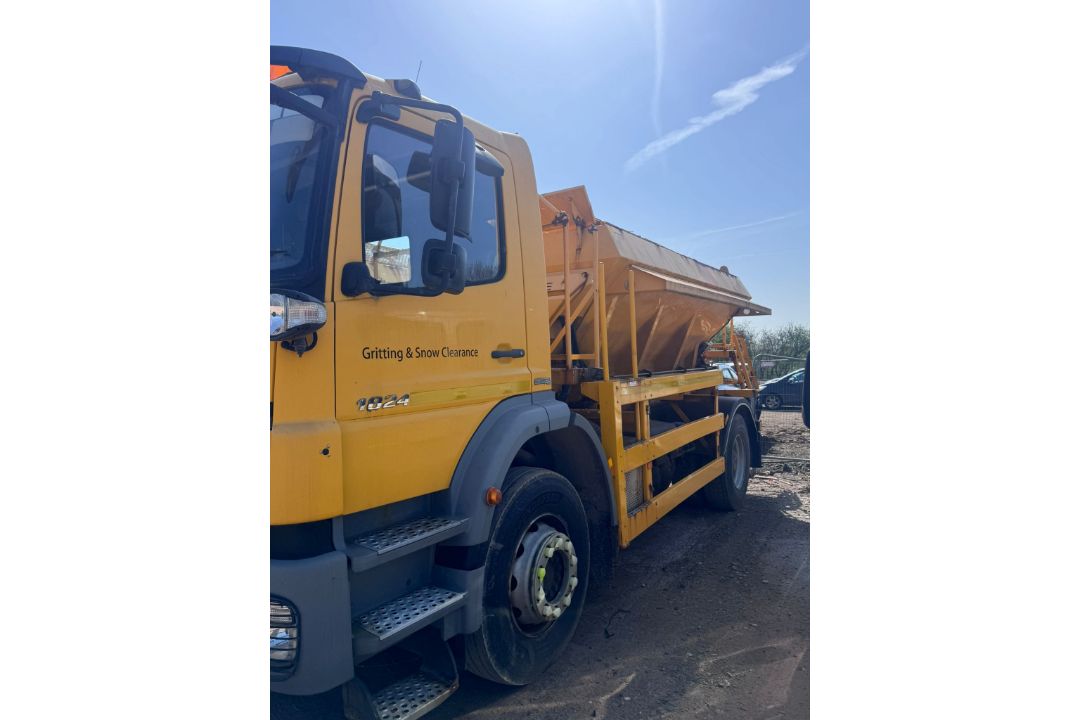 Mercedes-Benz 1824K gritting lorry - registration YK61 ZHT - current mileage unknown - see details - Image 4 of 12
