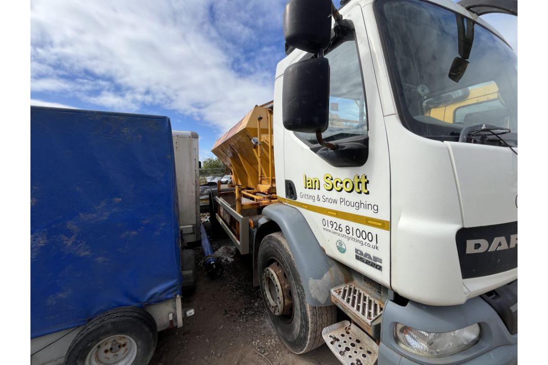 DAF LF55.220 18 TON gritting lorry - registration DV63 UHD - current mileage unknown - for parts - Image 6 of 8