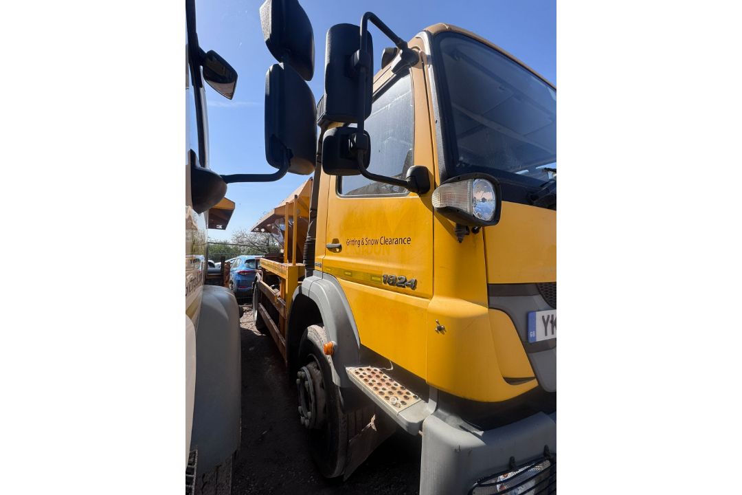 Mercedes-Benz 1824K gritting lorry - registration YK61 ZHT - current mileage unknown - see details - Image 6 of 12