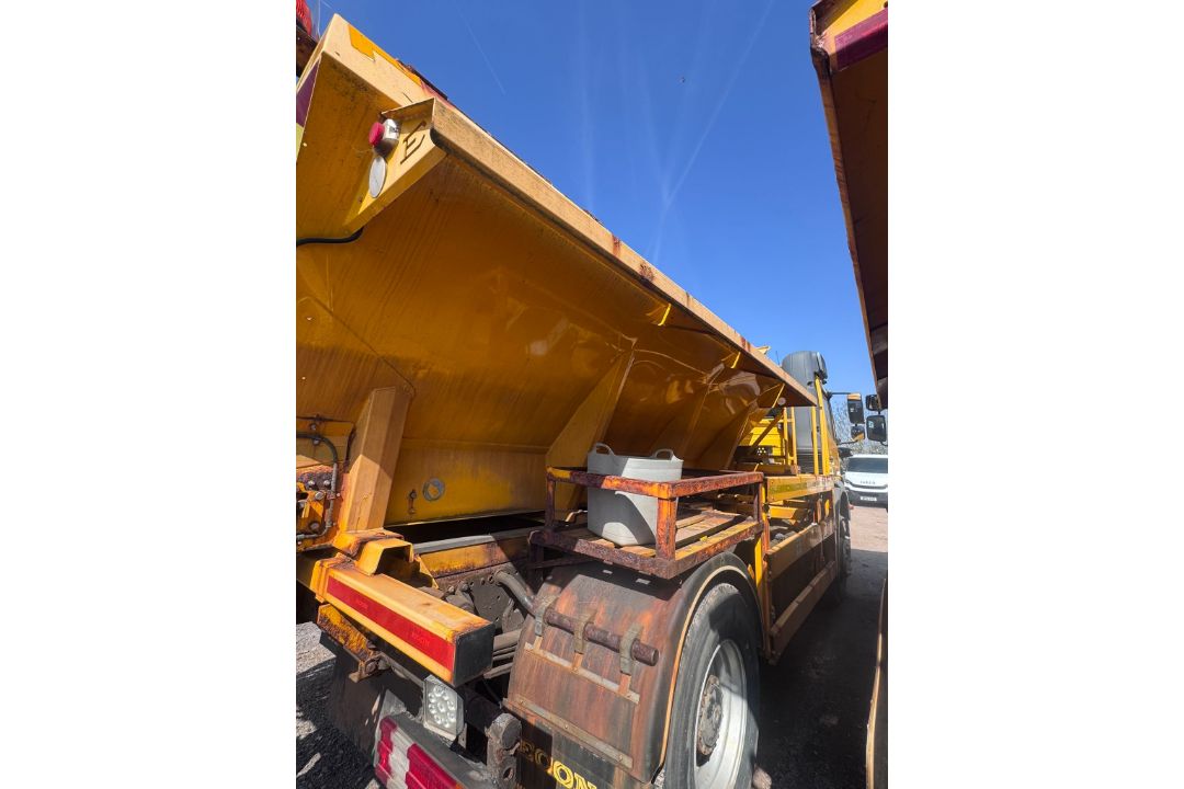 Mercedes-Benz 1824K gritting lorry - registration YK61 ZHT - current mileage unknown - see details - Image 10 of 12