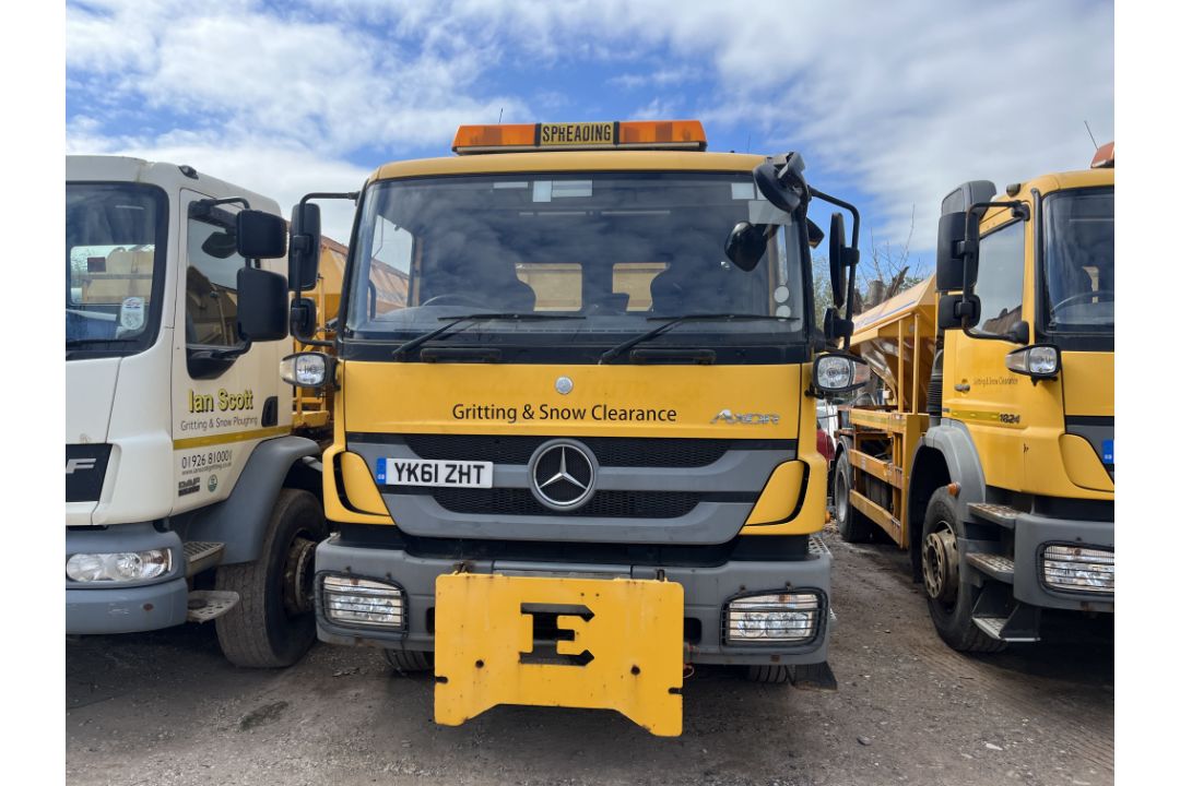 Mercedes-Benz 1824K gritting lorry - registration YK61 ZHT - current mileage unknown - see details - Image 2 of 12
