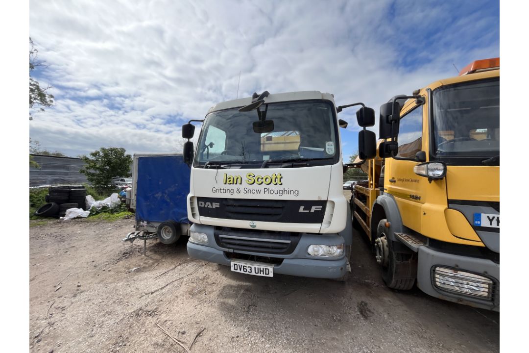 DAF LF55.220 18 TON gritting lorry - registration DV63 UHD - current mileage unknown - for parts - Image 1 of 8