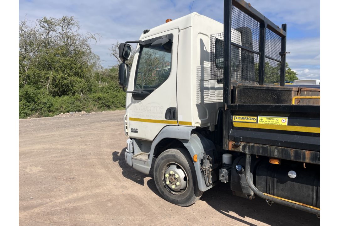 DAF FA LF45.160 08 TIP E tipper truck - reg. YJ08 AZC - current mileage 336435km - SPREADER NOT INC. - Image 11 of 23