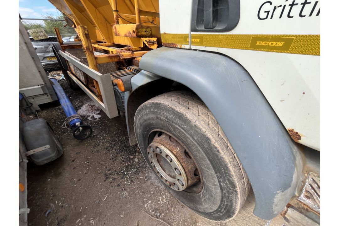 DAF LF55.220 18 TON gritting lorry - registration DV63 UHD - current mileage unknown - for parts - Image 7 of 8