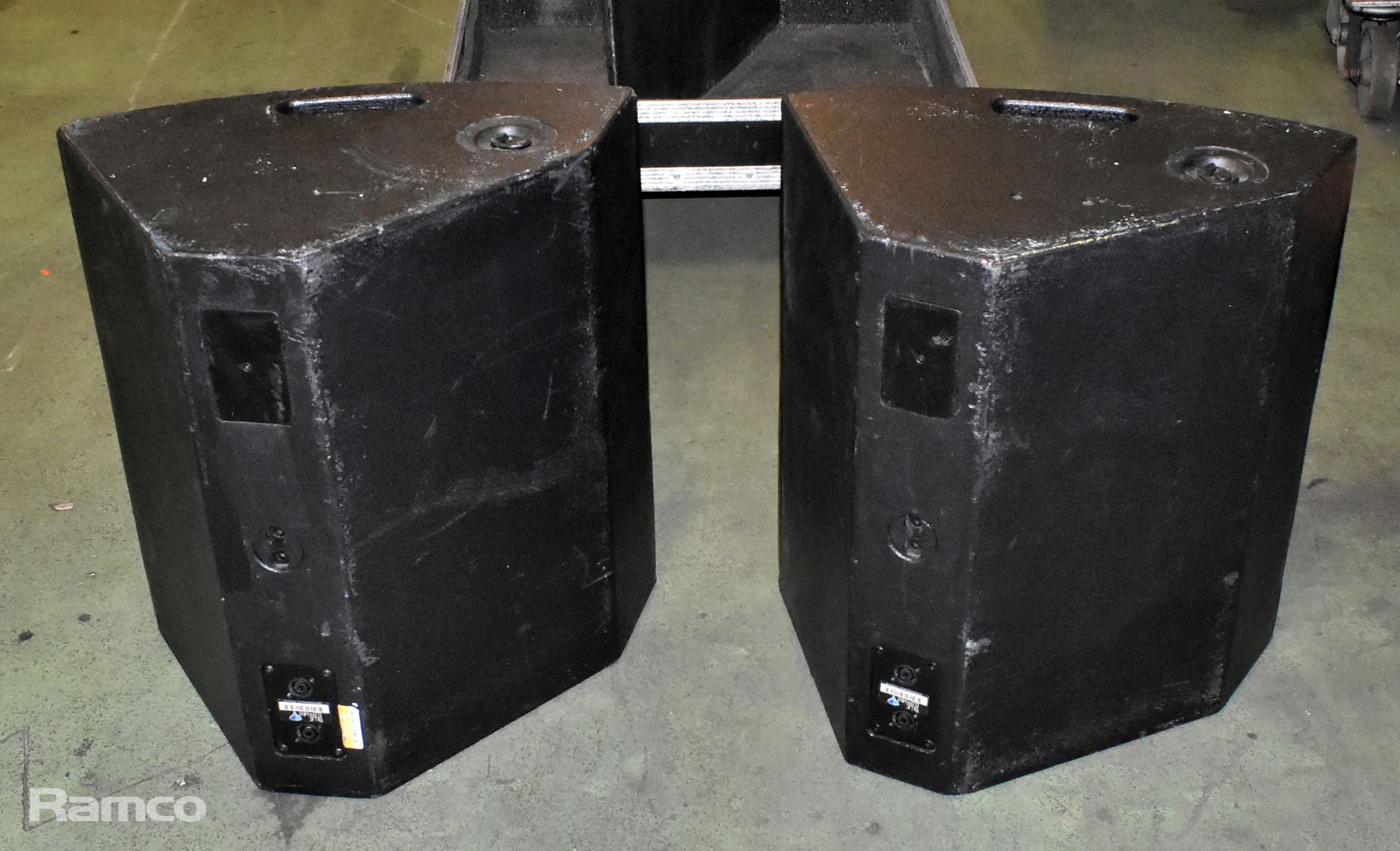 Pair of Max15 wedge monitors / speakers in flight case - speaker dimensions: W 540 x D 370 x H 580mm - Image 3 of 9