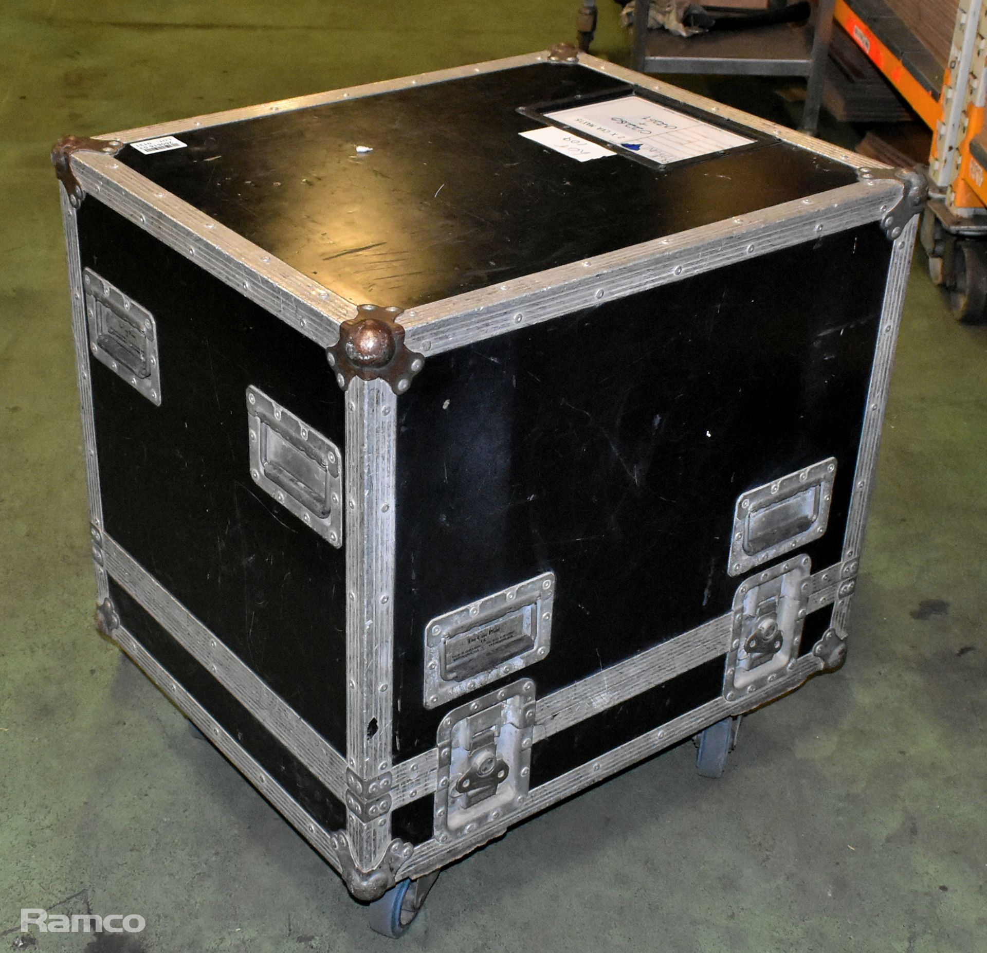 Pair of Max15 wedge monitors / speakers in flight case - speaker dimensions: W 540 x D 370 x H 580mm - Image 9 of 9