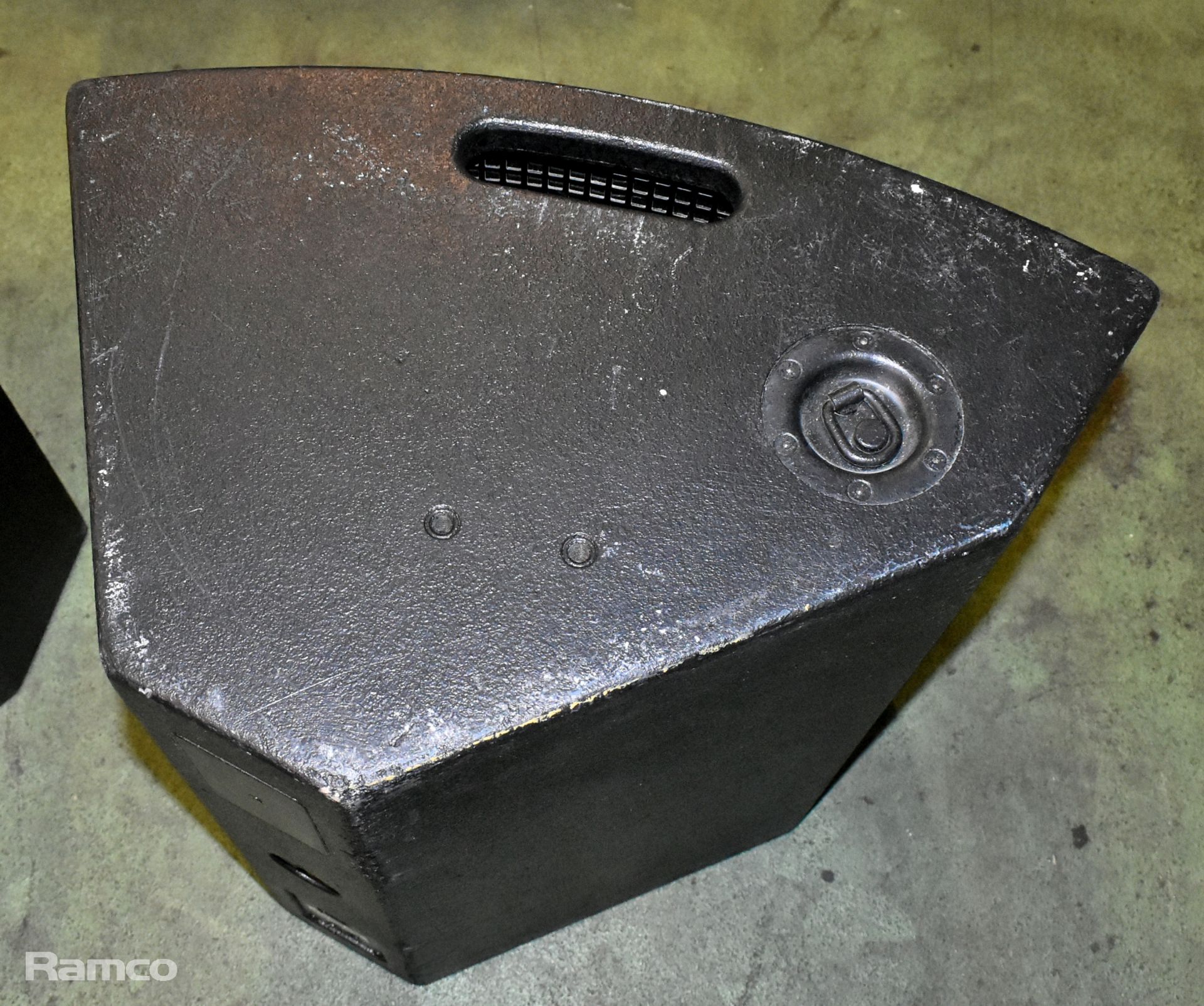 Pair of Max15 wedge monitors / speakers in flight case - speaker dimensions: W 540 x D 370 x H 580mm - Image 6 of 9