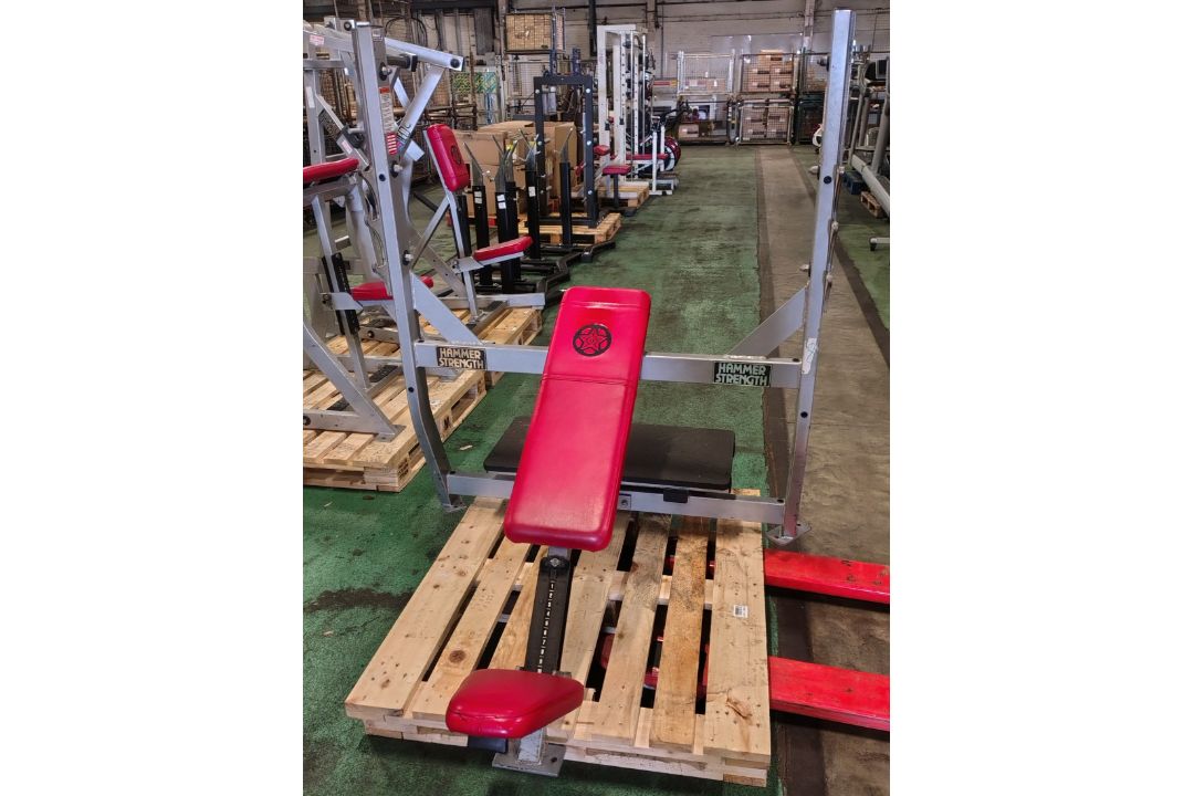 Hammer Strength olympic incline weights bench - W 1250 x D 1470 x H 1500mm - Image 1 of 8