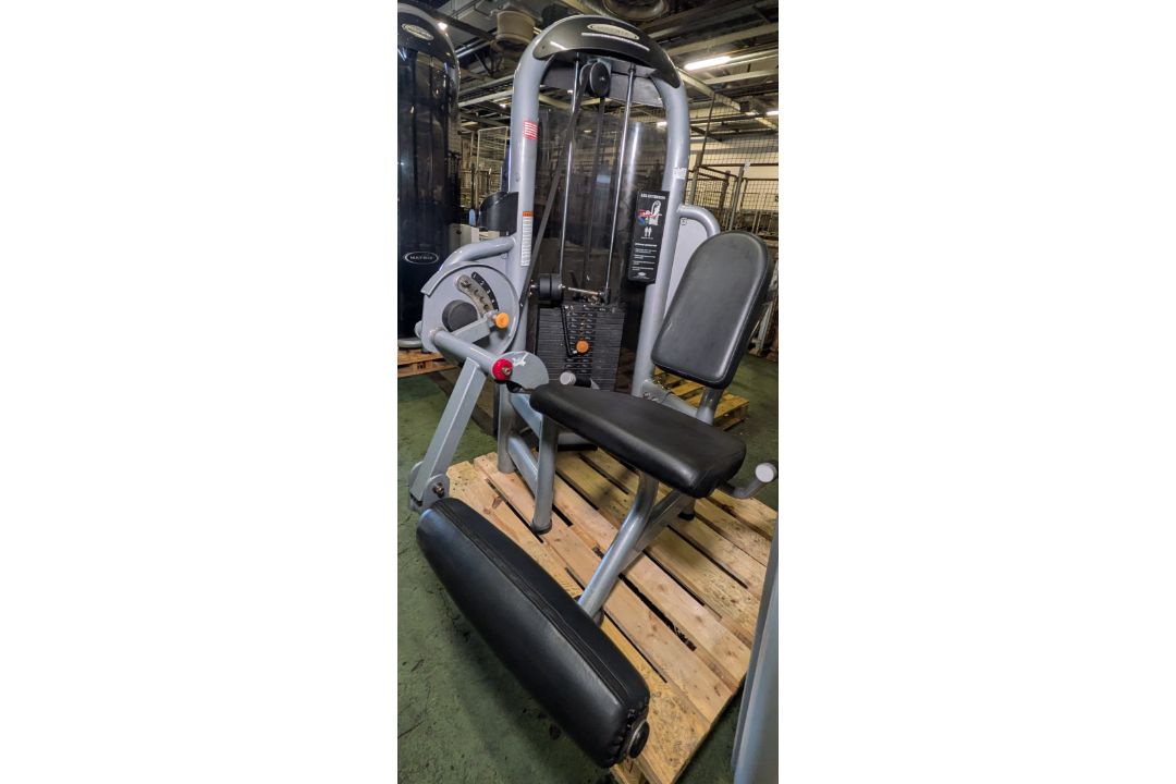 Matrix Aura leg extension weights exercise machine - weight stack: 4.5kg (10lbs) to 113kg (250lbs) - Image 2 of 6