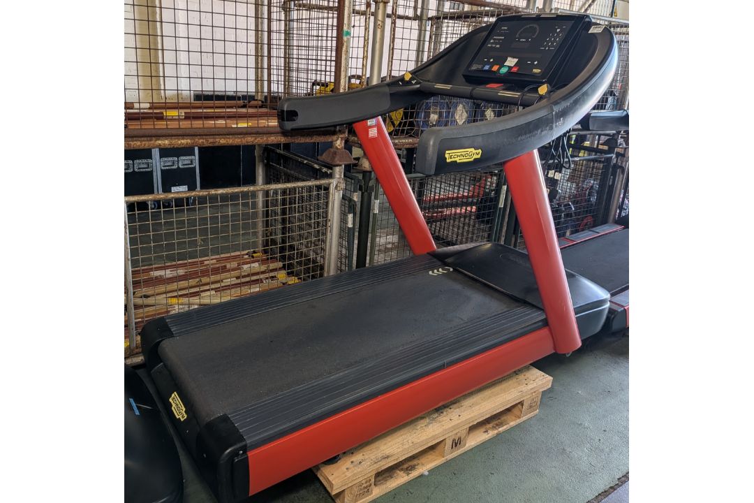 TechnoGym Run Now 700 treadmill - L 2180 x W 950 x H 1600mm - Image 2 of 5