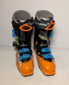 15x Paired ski boots - mixed styles and sizes - SPARES OR REPAIRS