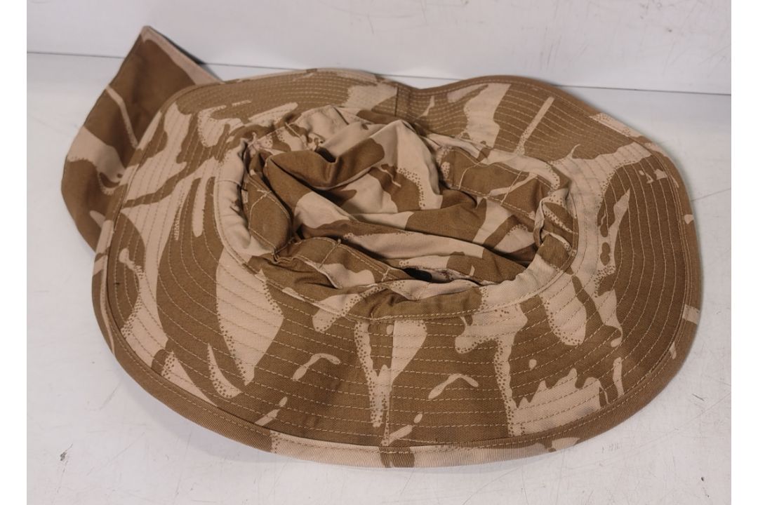 Various types of ex-military desert accessories - 156kg – may require repair / be incomplete - Image 14 of 17