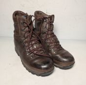 100x pairs of Grade 2 Various combat boots - may include Magnum, YDS, Haix - mixed sizes