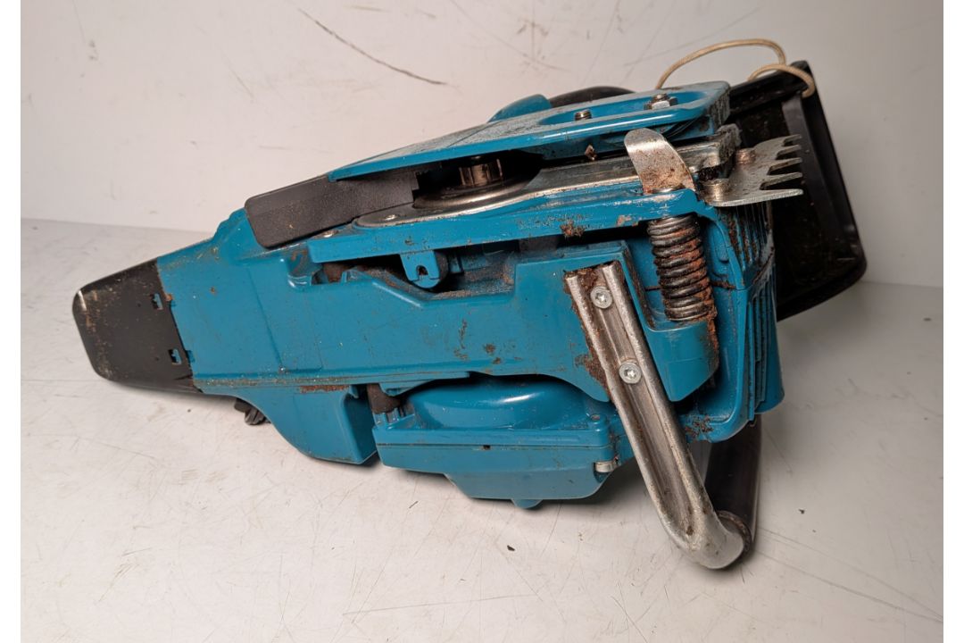 Makita DCS5000 Professional 50cc petrol chainsaw in carry case - BARE UNIT ONLY - Image 6 of 11
