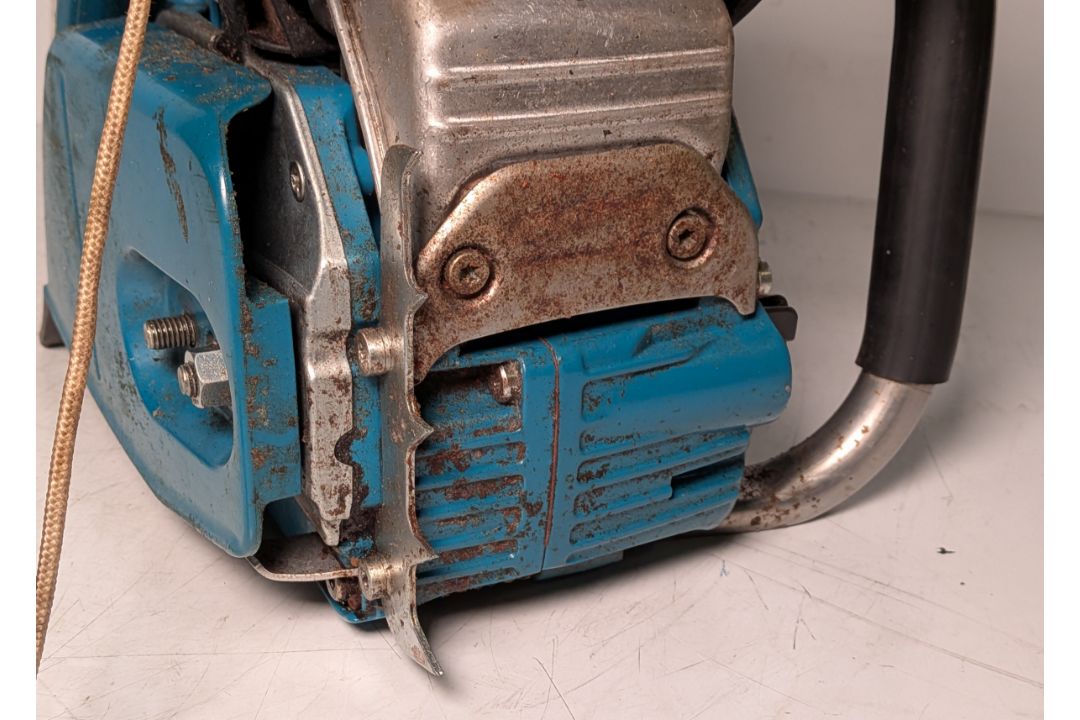 Makita DCS5000 Professional 50cc petrol chainsaw in carry case - BARE UNIT ONLY - Image 5 of 11