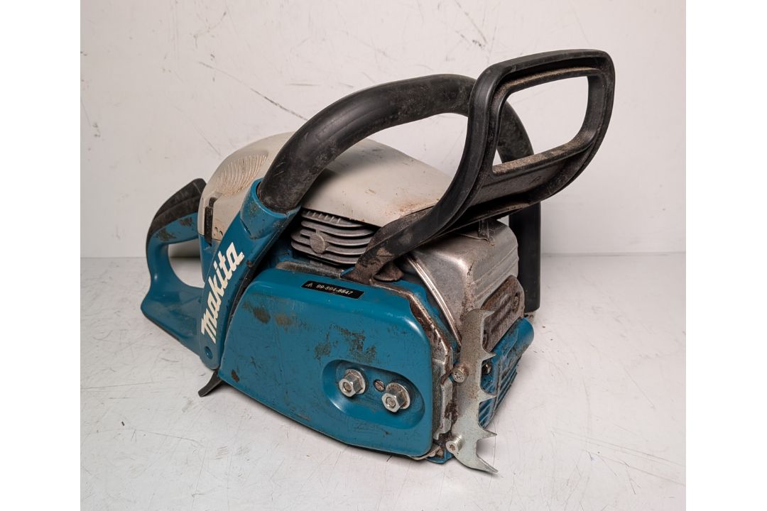 Makita DCS5000 Professional 50cc petrol chainsaw in carry case - BARE UNIT ONLY - Image 2 of 11