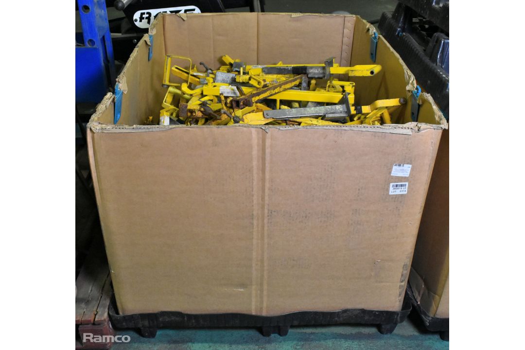Pallet of manhole joint box keys & manhole lifters - approximate weight: 435kg - Image 4 of 5