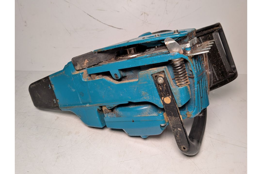 Makita DCS5000 Professional 50cc petrol chainsaw in carry case - BARE UNIT ONLY - Image 6 of 8