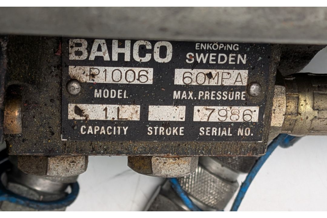 Barco P1006 hand operated hydraulic pump with double hose attachment, capacity : 1L pressure 60MPa - Image 5 of 7