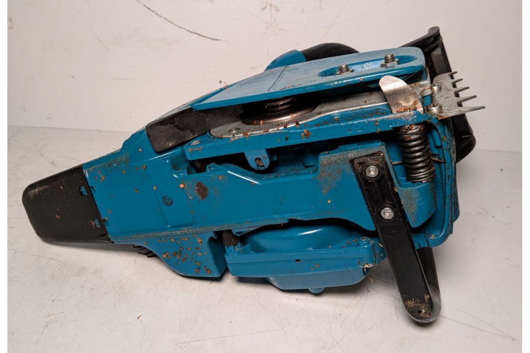 Makita DCS5000 Professional 50cc petrol chainsaw in carry case - BARE UNIT ONLY - Image 13 of 18
