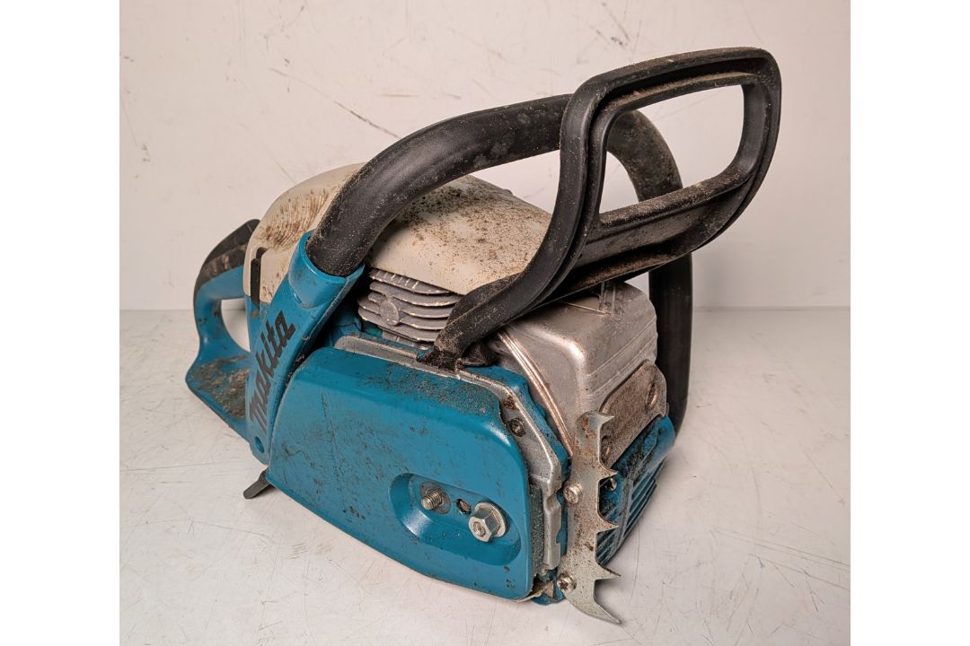 Makita DCS5000 Professional 50cc petrol chainsaw in carry case - BARE UNIT ONLY - Image 2 of 18