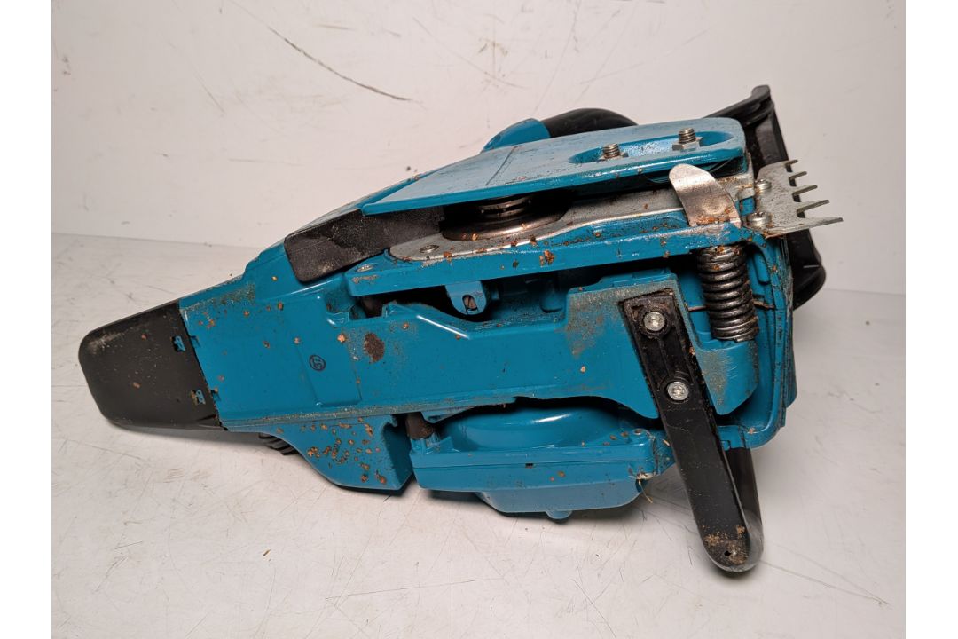 Makita DCS5000 Professional 50cc petrol chainsaw in carry case - BARE UNIT ONLY - Image 7 of 12