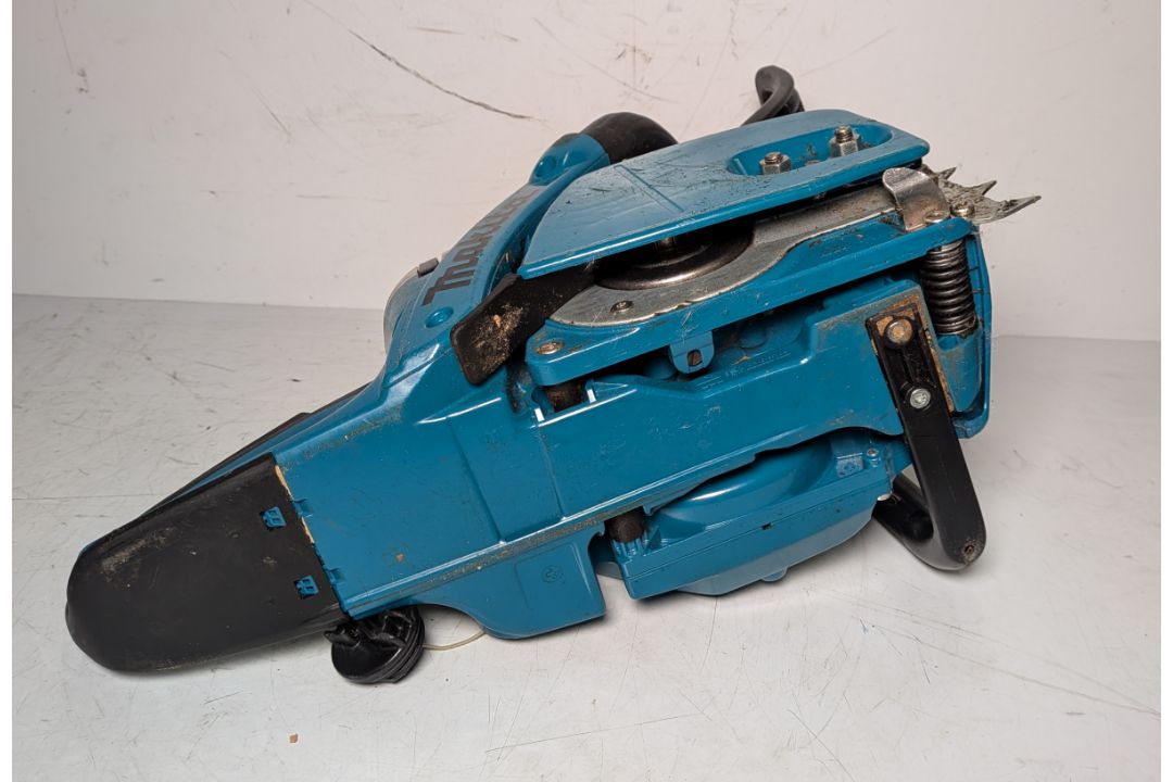 Makita DCS5000 Professional 50cc petrol chainsaw in carry case - BARE UNIT ONLY - Image 7 of 10