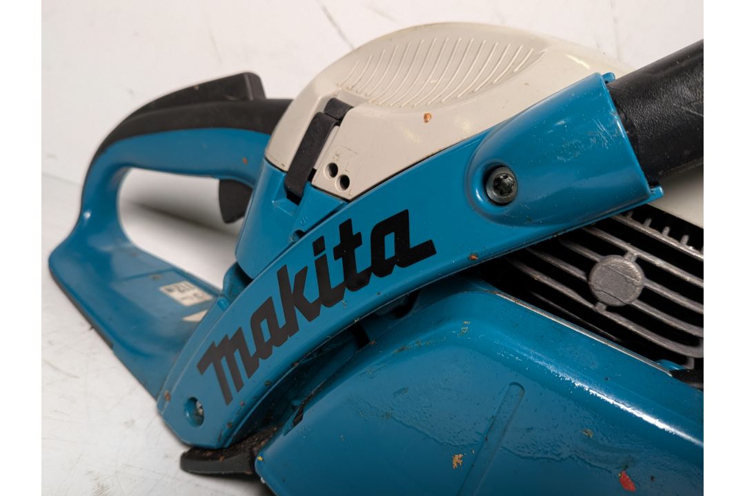 Makita DCS5000 Professional 50cc petrol chainsaw in carry case - BARE UNIT ONLY - Image 3 of 12