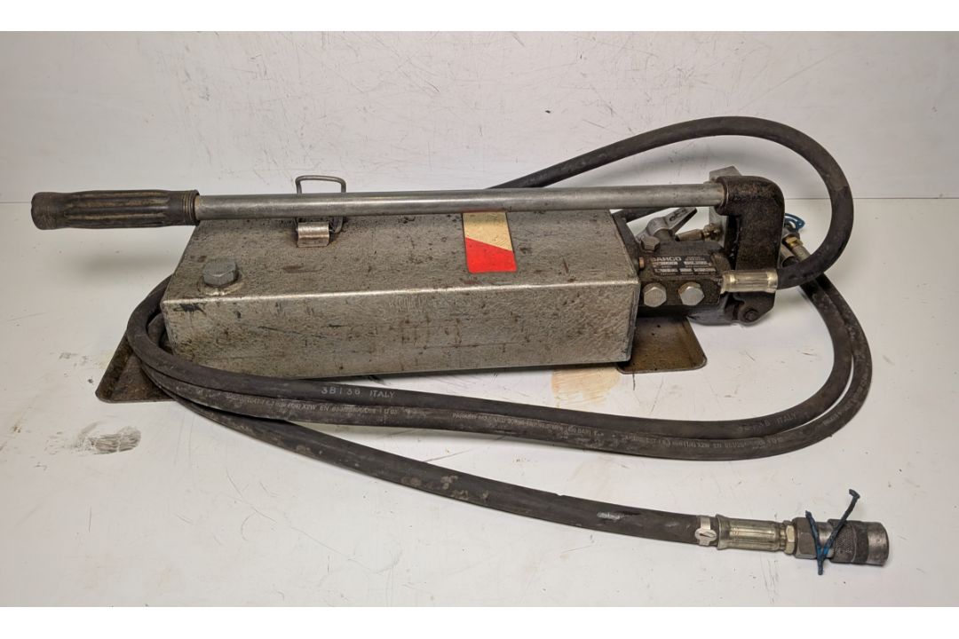 Barco P1006 hand operated hydraulic pump with double hose attachment, capacity : 1L pressure 60MPa - Image 2 of 7