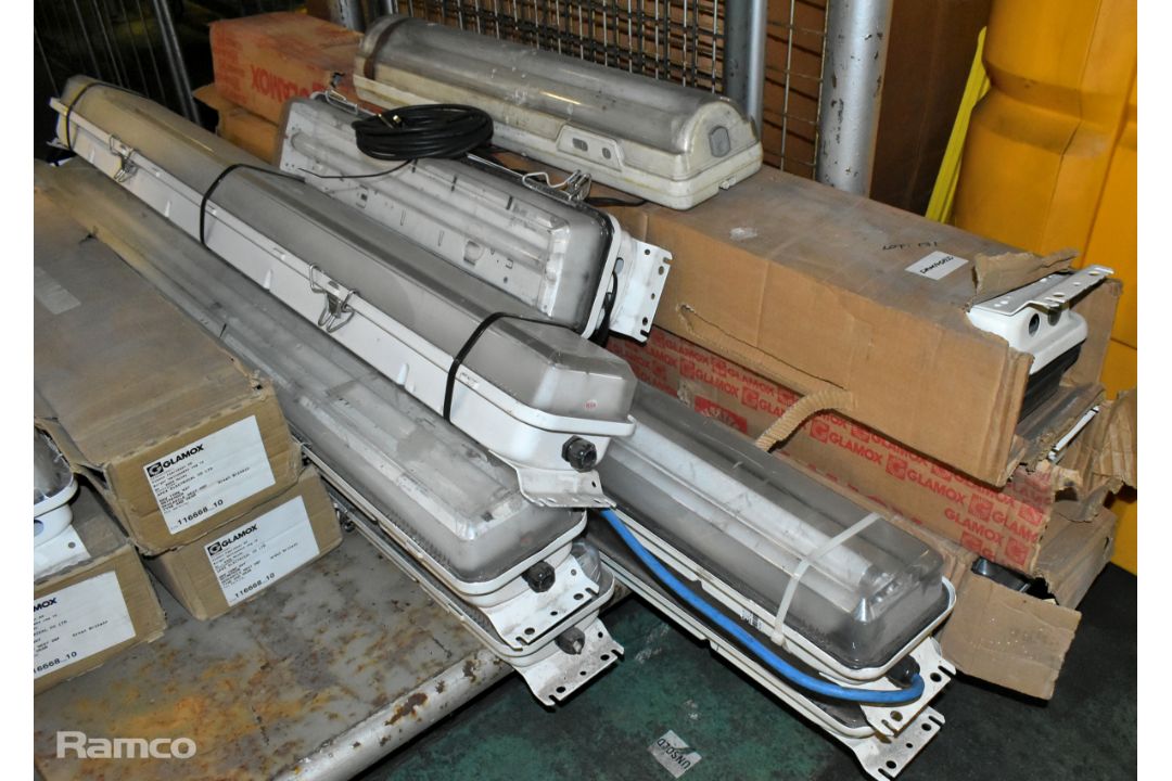 Mixed size and make fluorescent batten light fittings - Image 3 of 6