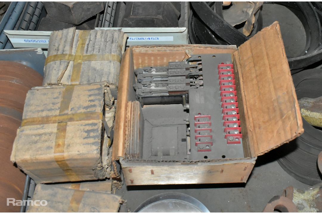 Workshop spares and consumables - nuts, Y pipe, pipe elbows and metal off cuts - approx 220kg - Image 8 of 8
