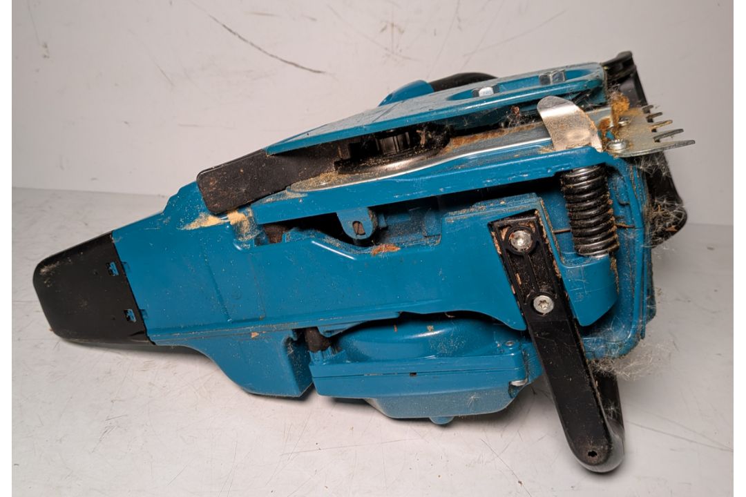 Makita DCS5000 Professional 50cc petrol chainsaw in carry case - BARE UNIT ONLY - Image 7 of 9