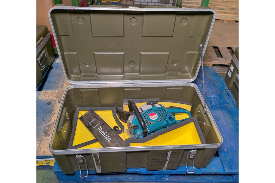 Makita DCS5000 Professional 50cc petrol chainsaw in carry case - BARE UNIT ONLY - Image 8 of 9