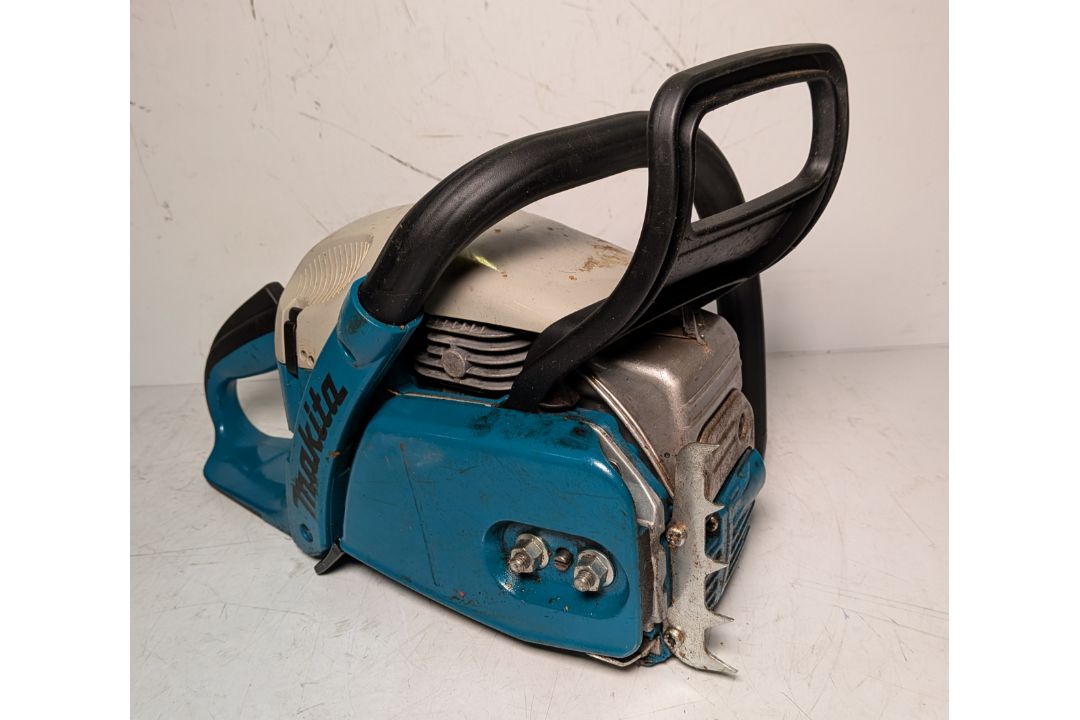 Makita DCS5000 Professional 50cc petrol chainsaw in carry case - BARE UNIT ONLY - Image 8 of 18