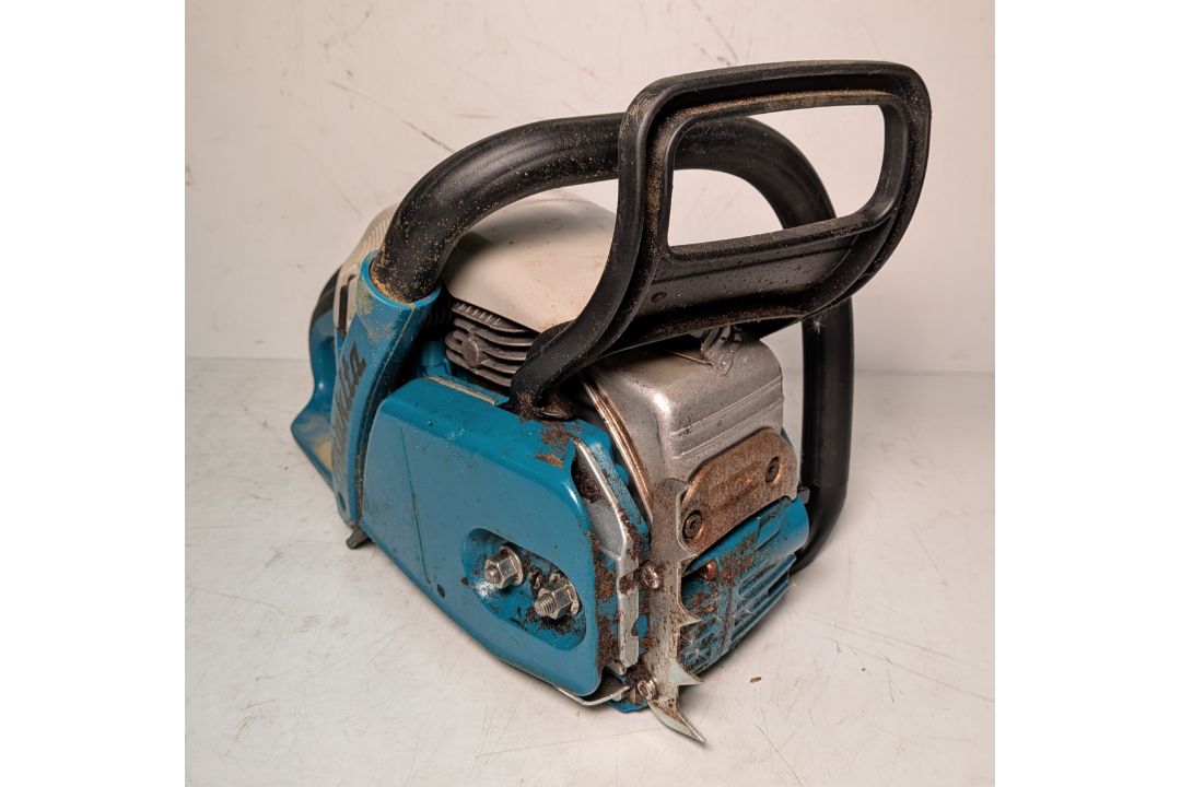 Makita DCS5000 Professional 50cc petrol chainsaw in carry case - BARE UNIT ONLY - Image 2 of 8