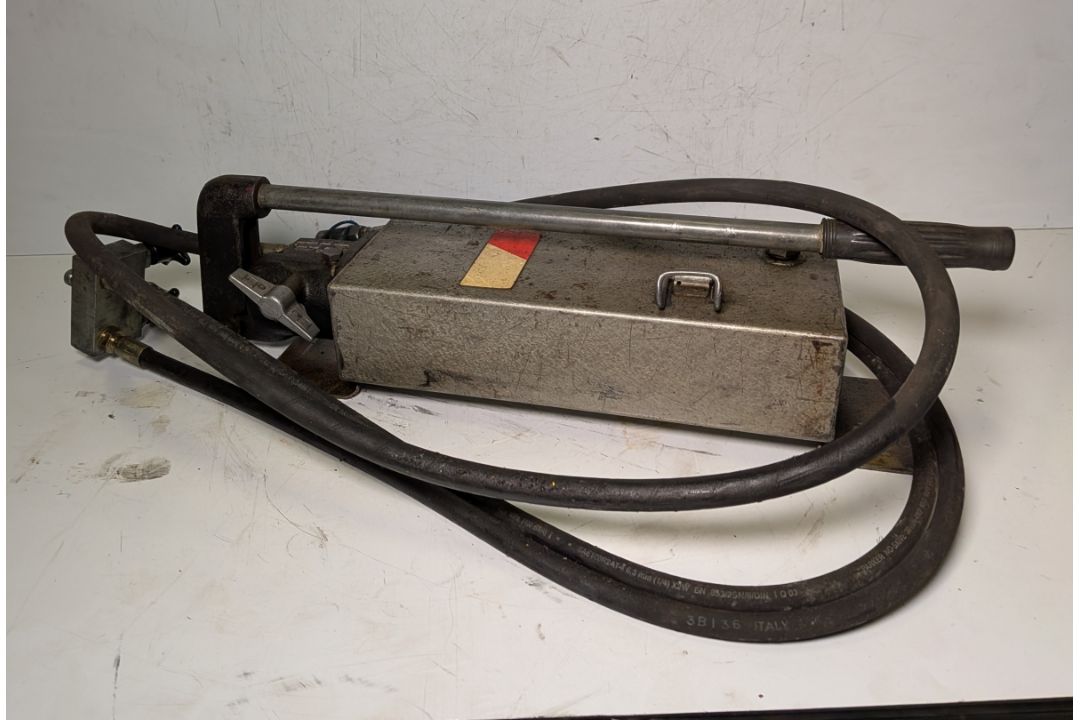 Barco P1006 hand operated hydraulic pump with double hose attachment, capacity : 1L pressure 60MPa - Image 1 of 7