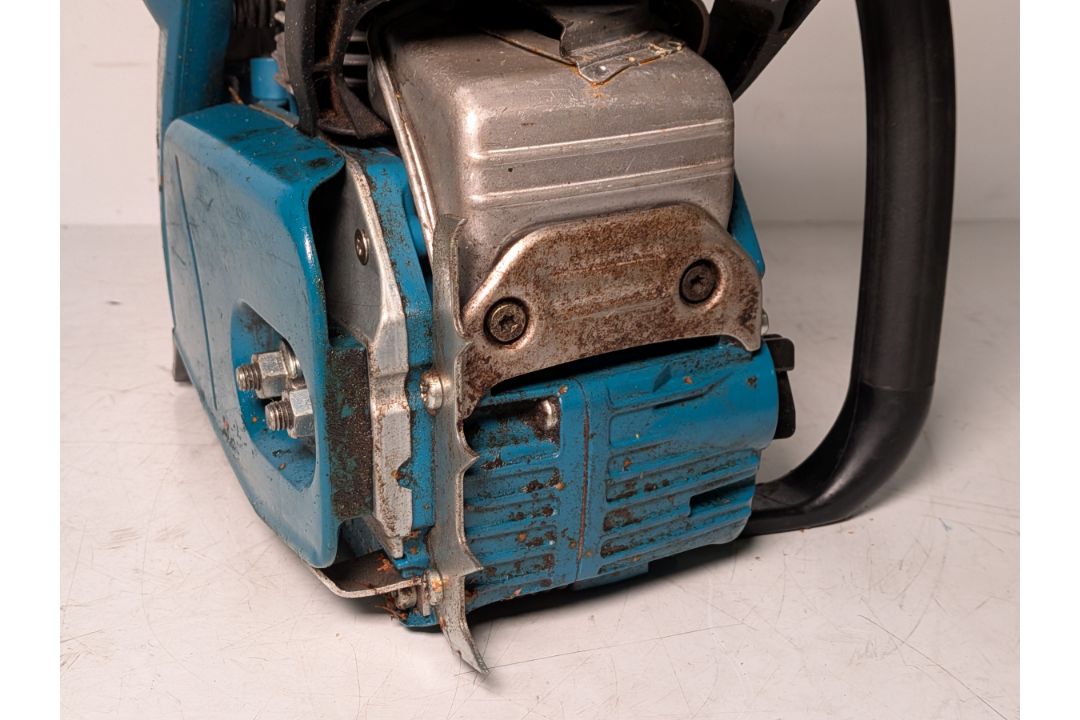 Makita DCS5000 Professional 50cc petrol chainsaw in carry case - BARE UNIT ONLY - Image 12 of 18