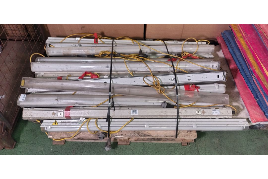 Approx 20x 110V industrial light fittings - Image 2 of 5