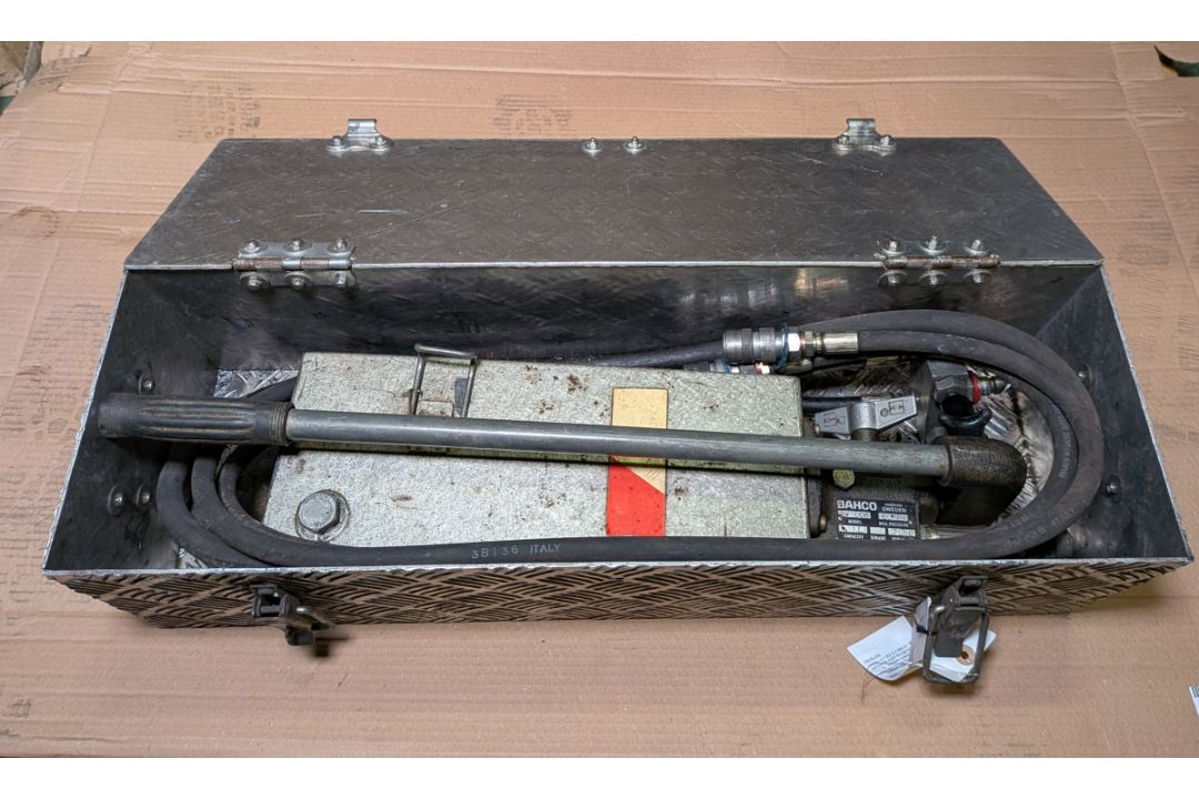 Barco P1006 hand operated hydraulic pump with double hose attachment, capacity : 1L pressure 60MPa - Image 7 of 7