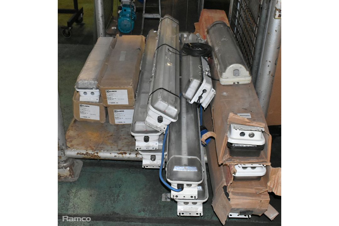 Mixed size and make fluorescent batten light fittings - Image 2 of 6