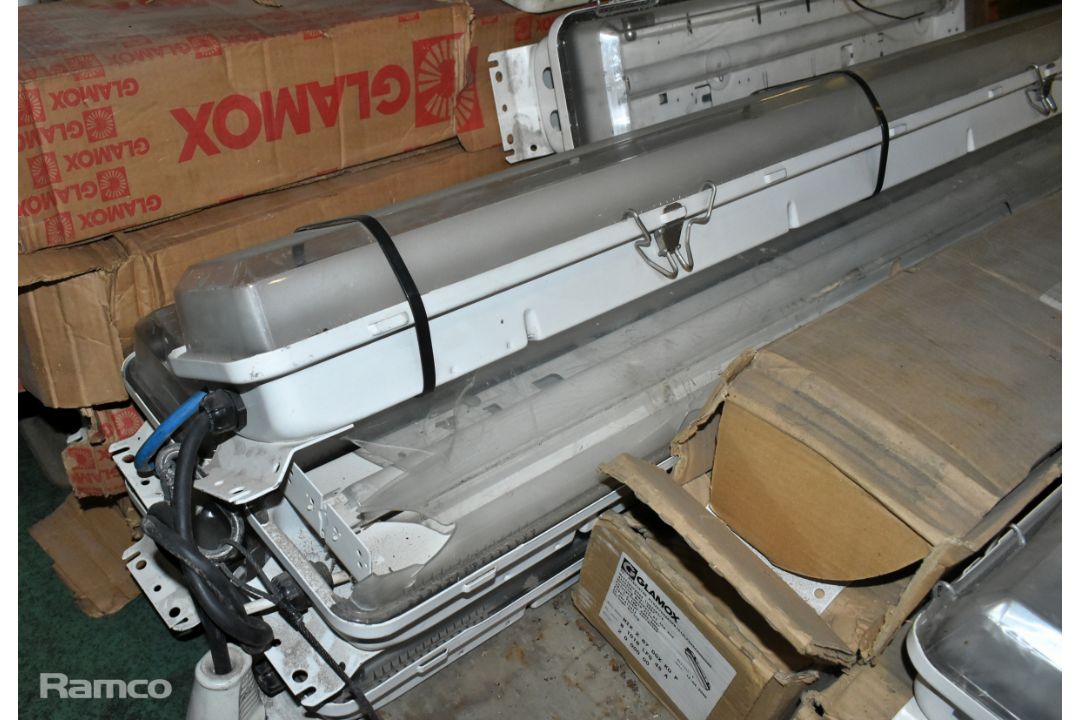 Mixed size and make fluorescent batten light fittings - Image 6 of 6