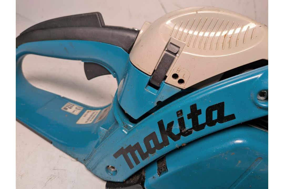 Makita DCS5000 Professional 50cc petrol chainsaw in carry case - BARE UNIT ONLY - Image 3 of 12