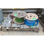 Pallet containing mixed steel components, brackets, rods and crowbars & 2x reels of industrial cable