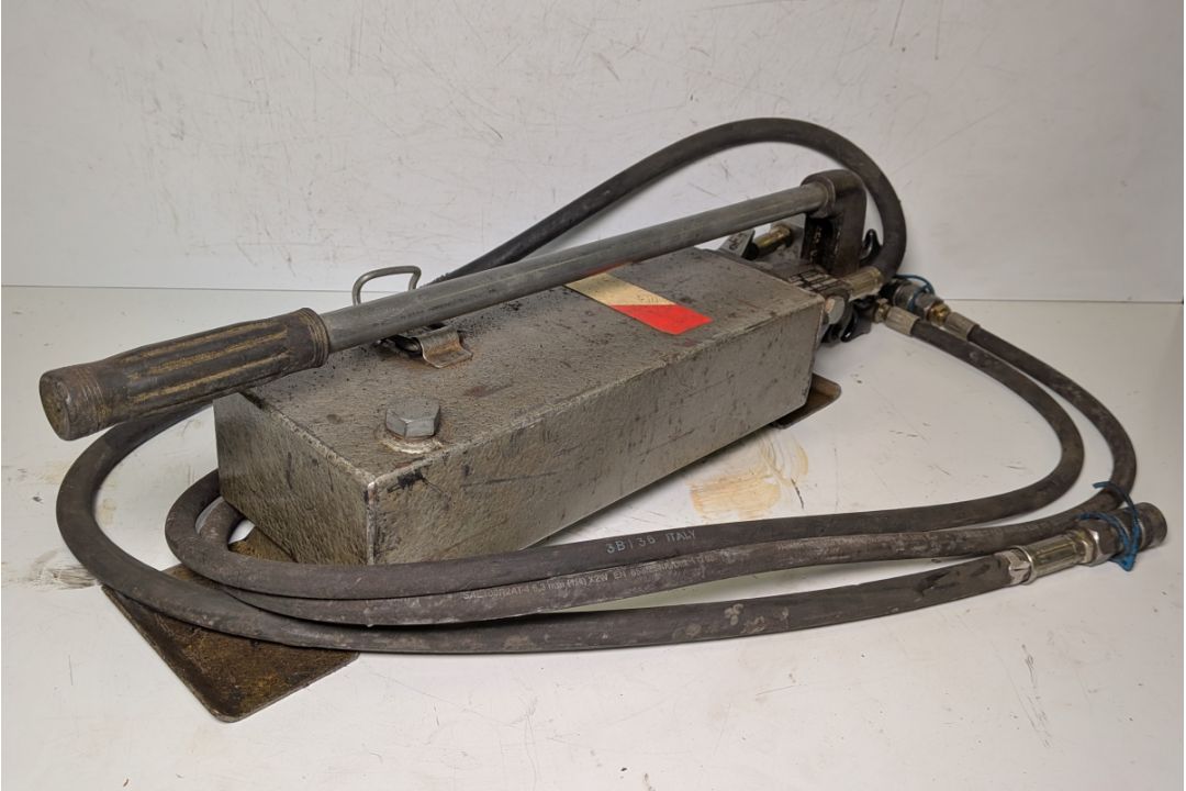 Barco P1006 hand operated hydraulic pump with double hose attachment, capacity : 1L pressure 60MPa - Image 3 of 7