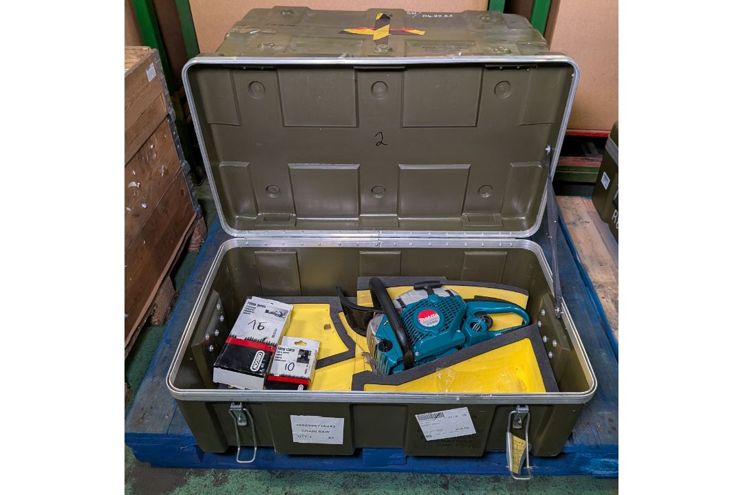 Makita DCS5000 Professional 50cc petrol chainsaw in carry case - BARE UNIT ONLY - Image 11 of 12