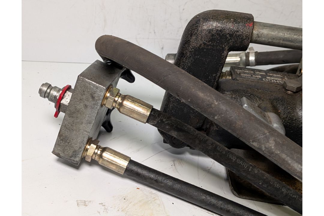 Barco P1006 hand operated hydraulic pump with double hose attachment, capacity : 1L pressure 60MPa - Image 4 of 7
